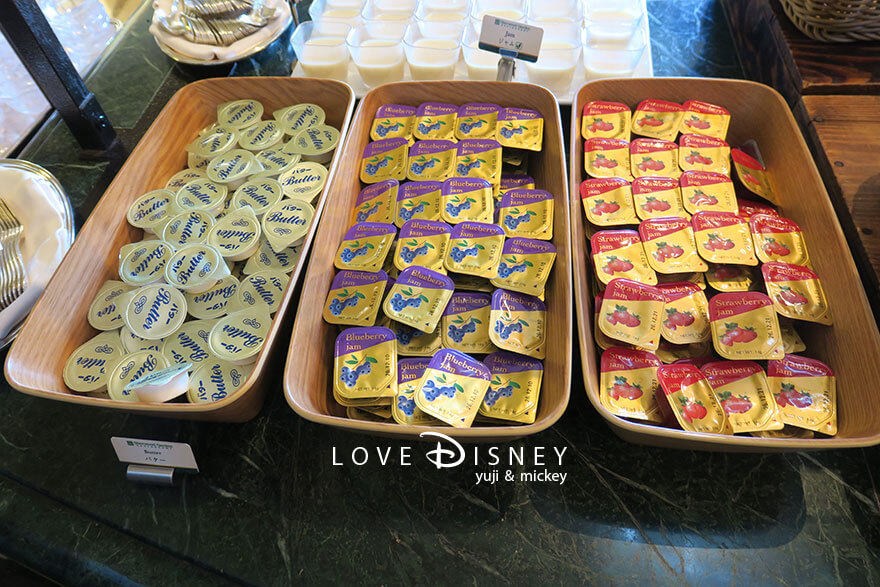 東京ディズニーランドホテル「シャーウッドガーデン・レストラン」ディズニー・パルパルーザ、ヴァネロペのスウィーツ・ポップ・ワールドブッフェ、パン（バター/ジャム）