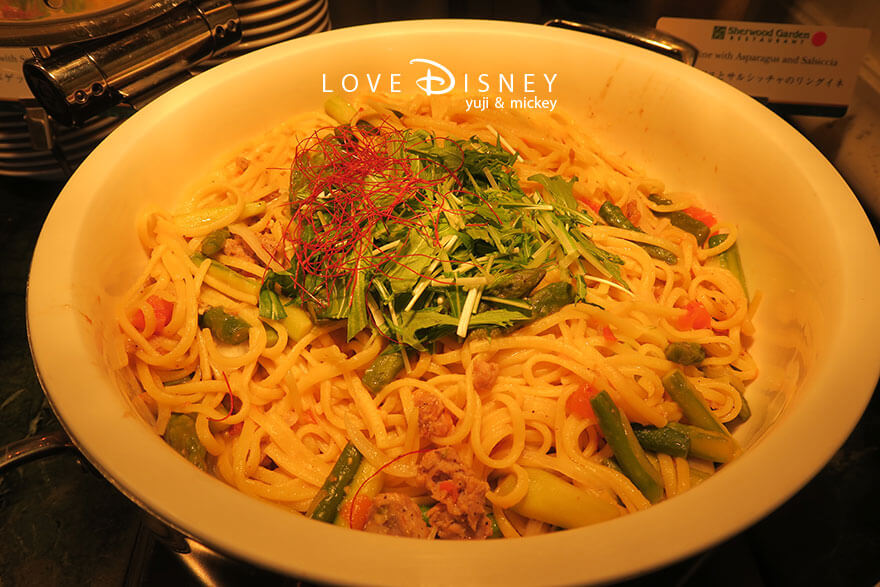 東京ディズニーランドホテル「シャーウッドガーデン・レストラン」ディズニー・パルパルーザ、ヴァネロペのスウィーツ・ポップ・ワールドブッフェ、温かい料理（アスパラガスとサルシッチャのリングイネ）