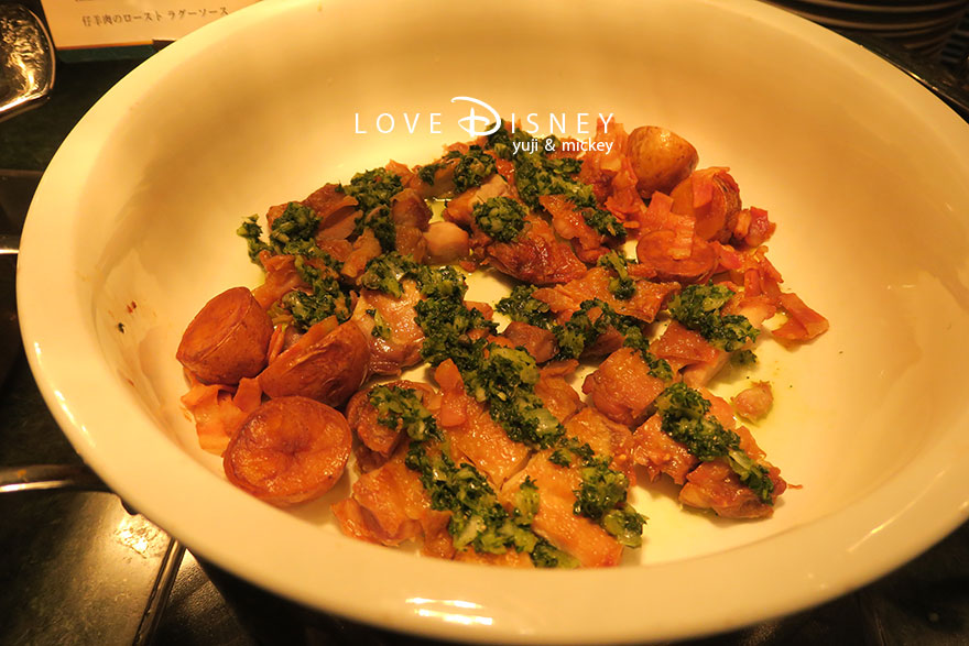 東京ディズニーランドホテル「シャーウッドガーデン・レストラン」ディズニー・パルパルーザ、ヴァネロペのスウィーツ・ポップ・ワールドブッフェ、温かい料理（ローストチキンサルサヴェルデ）