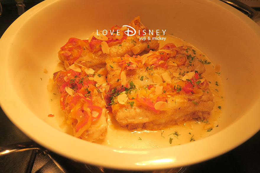 東京ディズニーランドホテル「シャーウッドガーデン・レストラン」ディズニー・パルパルーザ、ヴァネロペのスウィーツ・ポップ・ワールドブッフェ、温かい料理（真鯛のムニエル白ワインソース）