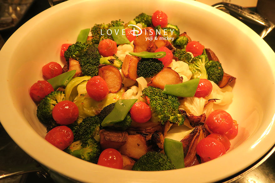 東京ディズニーランドホテル「シャーウッドガーデン・レストラン」ディズニー・パルパルーザ、ヴァネロペのスウィーツ・ポップ・ワールドブッフェ、温かい料理（温野菜）