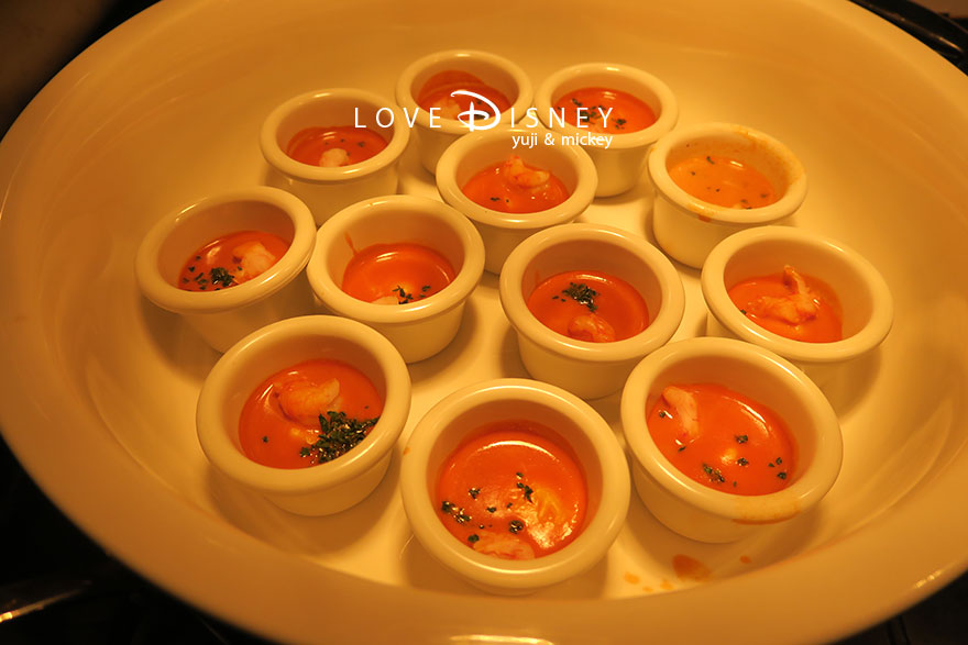 東京ディズニーランドホテル「シャーウッドガーデン・レストラン」ディズニー・パルパルーザ、ヴァネロペのスウィーツ・ポップ・ワールドブッフェ、温かい料理（白身魚と帆立貝のムースアメリケーヌソース）