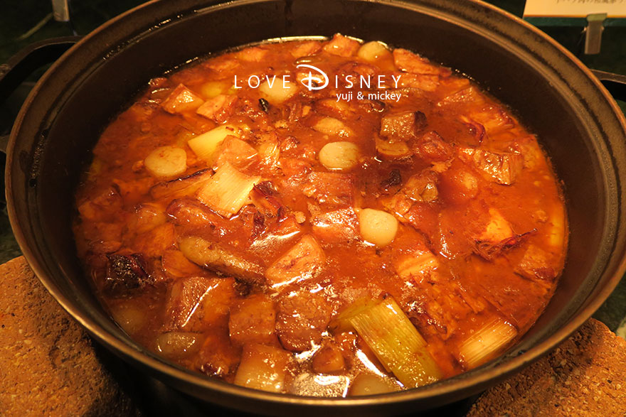 東京ディズニーランドホテル「シャーウッドガーデン・レストラン」ディズニー・パルパルーザ、ヴァネロペのスウィーツ・ポップ・ワールドブッフェ、温かい料理（牛バラ肉の和風赤ワイン煮）