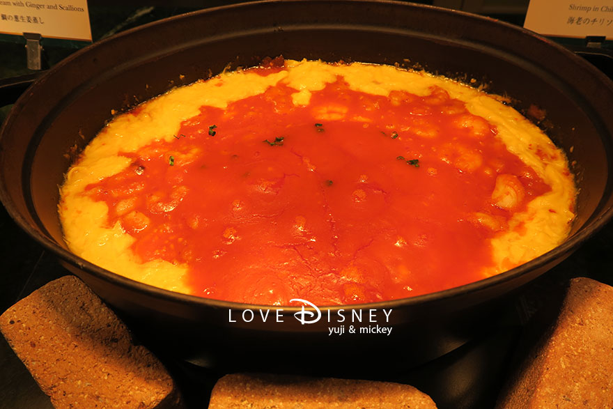 東京ディズニーランドホテル「シャーウッドガーデン・レストラン」ディズニー・パルパルーザ、ヴァネロペのスウィーツ・ポップ・ワールドブッフェ、温かい料理（海老のチリソース）