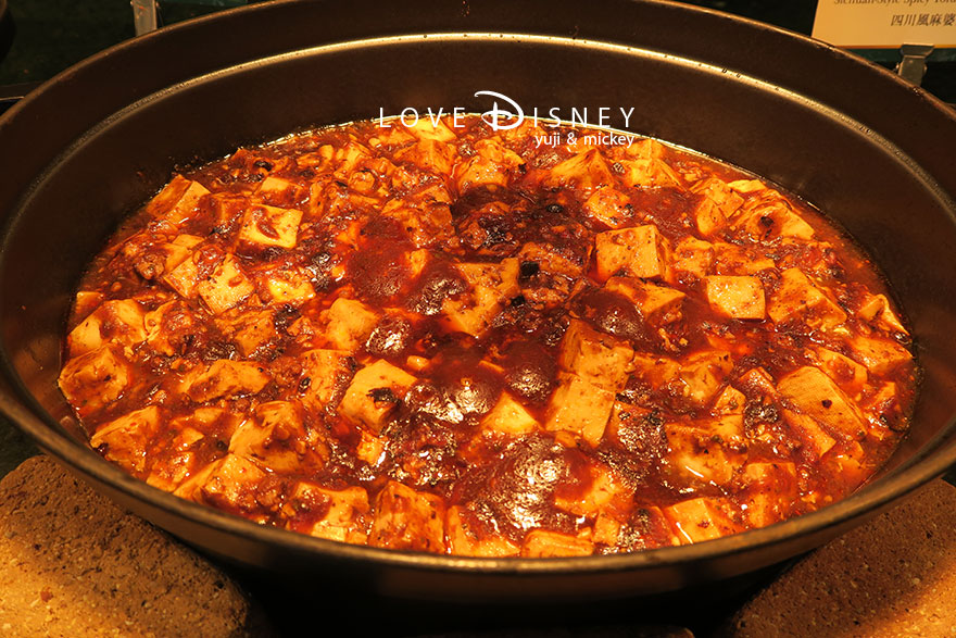 東京ディズニーランドホテル「シャーウッドガーデン・レストラン」ディズニー・パルパルーザ、ヴァネロペのスウィーツ・ポップ・ワールドブッフェ、温かい料理（四川風麻婆豆腐）