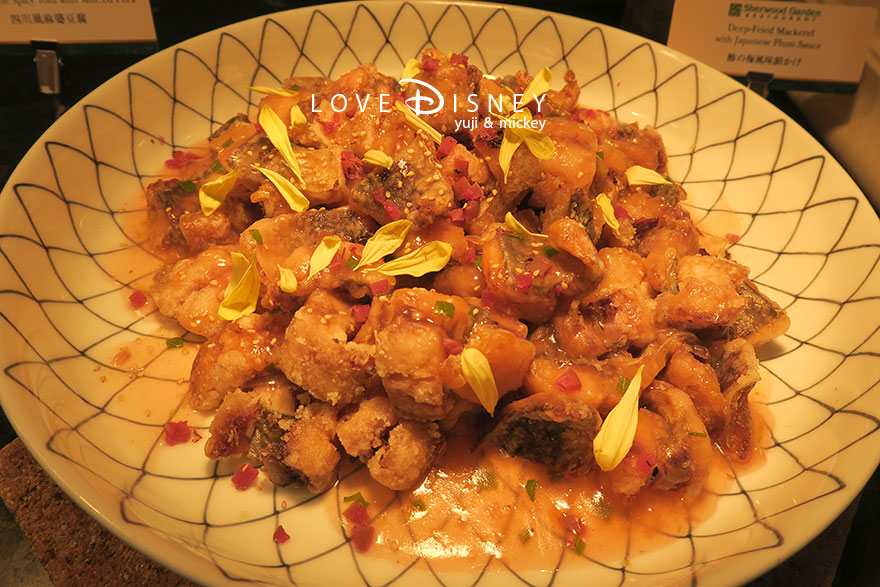 東京ディズニーランドホテル「シャーウッドガーデン・レストラン」ディズニー・パルパルーザ、ヴァネロペのスウィーツ・ポップ・ワールドブッフェ、温かい料理（鯵の梅風味餡かけ）