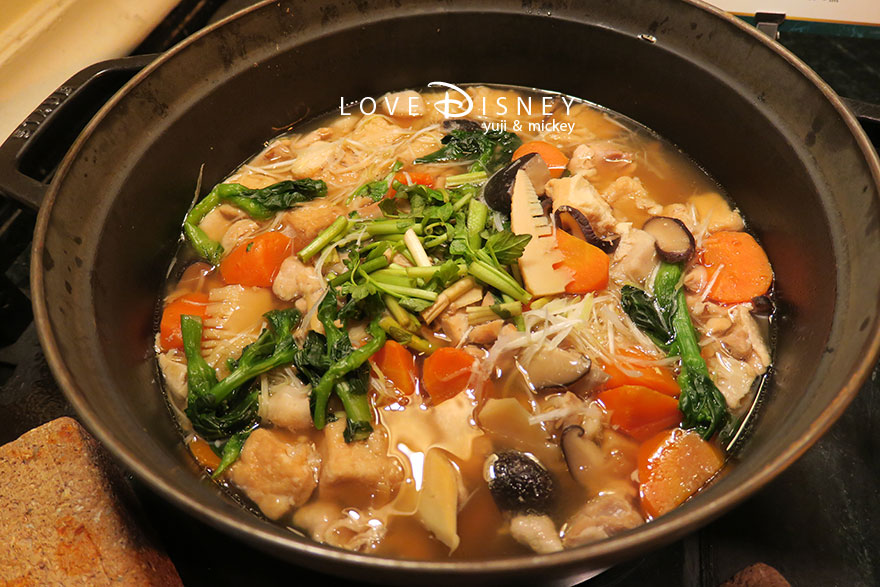 東京ディズニーランドホテル「シャーウッドガーデン・レストラン」ディズニー・パルパルーザ、ヴァネロペのスウィーツ・ポップ・ワールドブッフェ、温かい料理（鶏肉と厚揚げの含め煮）