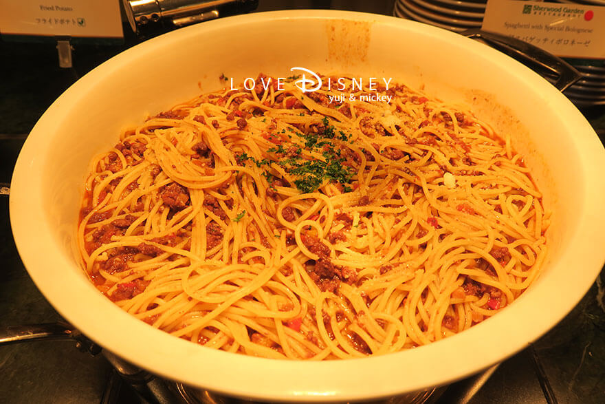 東京ディズニーランドホテル「シャーウッドガーデン・レストラン」ディズニー・パルパルーザ、ヴァネロペのスウィーツ・ポップ・ワールドブッフェ、温かい料理（特製スパゲティボロネーゼ）