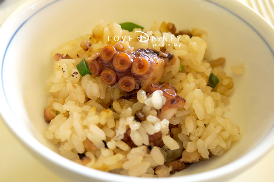 東京ディズニーランドホテル「シャーウッドガーデン・レストラン」ディズニー・パルパルーザ、ヴァネロペのスウィーツ・ポップ・ワールドブッフェ、温かい料理（タコ飯）