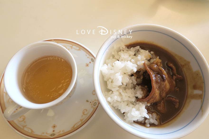 東京ディズニーランドホテル「シャーウッドガーデン・レストラン」ディズニー・パルパルーザ、ヴァネロペのスウィーツ・ポップ・ワールドブッフェ、温かい料理（コンソメスープ/ビーフカリー/ライス）