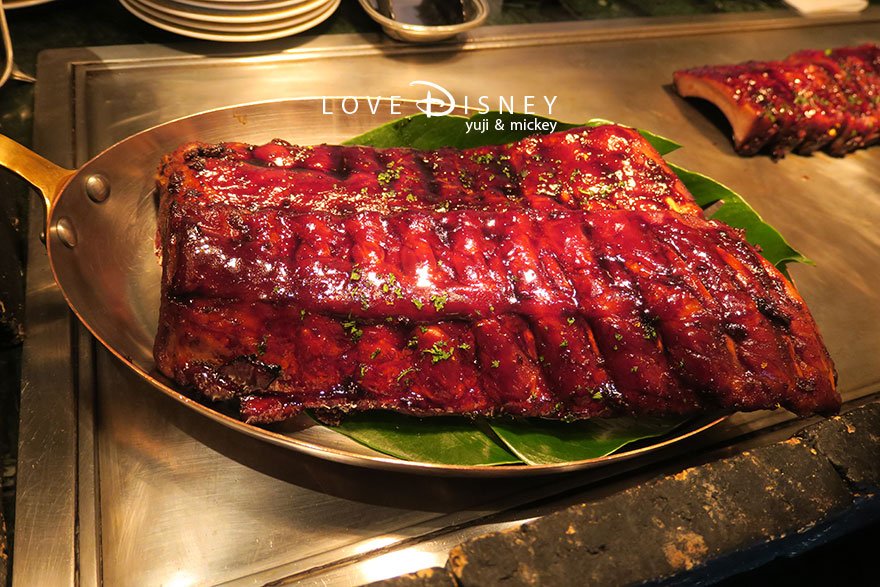 東京ディズニーランドホテル「シャーウッドガーデン・レストラン」ディズニー・パルパルーザ、ヴァネロペのスウィーツ・ポップ・ワールドブッフェ、温かい料理（ポークベイビーバックリブバーベキューソース）