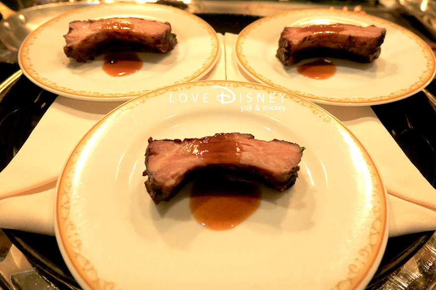 東京ディズニーランドホテル「シャーウッドガーデン・レストラン」ディズニー・パルパルーザ、ヴァネロペのスウィーツ・ポップ・ワールドブッフェ、温かい料理（ポークベイビーバックリブバーベキューソース）