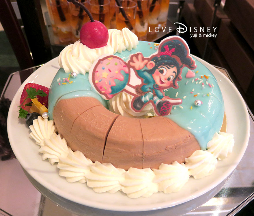 東京ディズニーランドホテル「シャーウッドガーデン・レストラン」ディズニー・パルパルーザ、ヴァネロペのスウィーツ・ポップ・ワールドブッフェ、デザート（紅茶とパッションフルーツのムース）