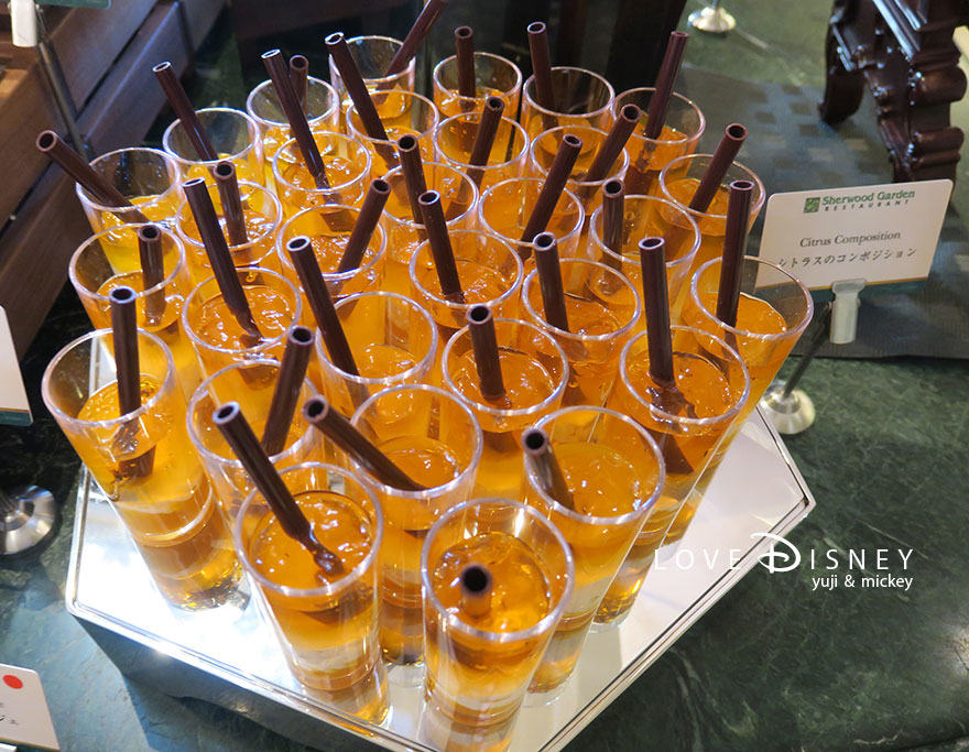 東京ディズニーランドホテル「シャーウッドガーデン・レストラン」ディズニー・パルパルーザ、ヴァネロペのスウィーツ・ポップ・ワールドブッフェ、デザート（シトラスのコンポジション）