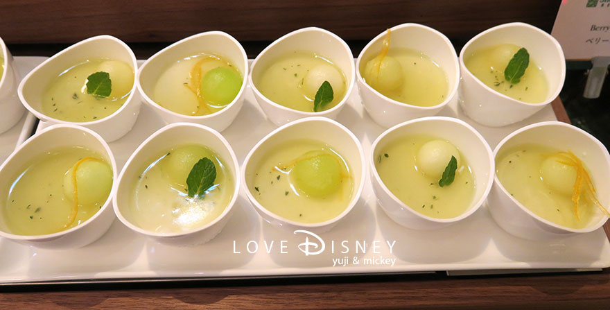 東京ディズニーランドホテル「シャーウッドガーデン・レストラン」ディズニー・パルパルーザ、ヴァネロペのスウィーツ・ポップ・ワールドブッフェ、デザート（メロンブランマンジェ）