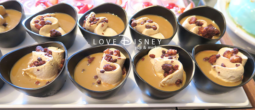 東京ディズニーランドホテル「シャーウッドガーデン・レストラン」ディズニー・パルパルーザ、ヴァネロペのスウィーツ・ポップ・ワールドブッフェ、デザート（チョコレートムース）