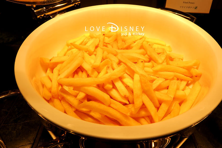 東京ディズニーランドホテル「シャーウッドガーデン・レストラン」ディズニー・パルパルーザ、ヴァネロペのスウィーツ・ポップ・ワールドブッフェ、温かい料理（フライドポテト）