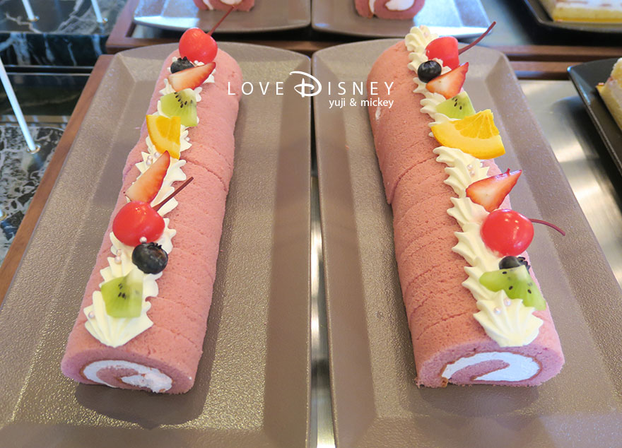 東京ディズニーランドホテル「シャーウッドガーデン・レストラン」ディズニー・パルパルーザ、ヴァネロペのスウィーツ・ポップ・ワールドブッフェ、デザート（ストロベリーロールケーキ）