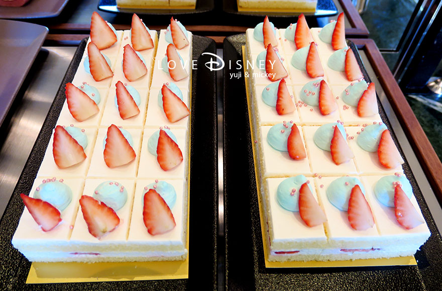 東京ディズニーランドホテル「シャーウッドガーデン・レストラン」ディズニー・パルパルーザ、ヴァネロペのスウィーツ・ポップ・ワールドブッフェ、デザート（ストロベリーショートケーキ）