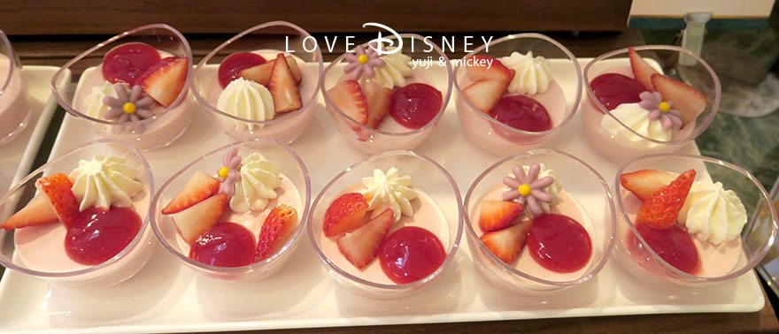 東京ディズニーランドホテル「シャーウッドガーデン・レストラン」ディズニー・パルパルーザ、ヴァネロペのスウィーツ・ポップ・ワールドブッフェ、デザート（ベリームース）