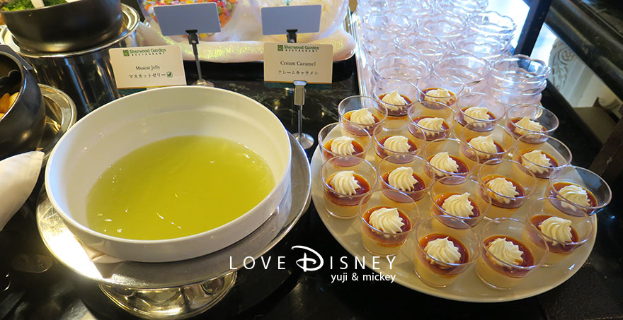 東京ディズニーランドホテル「シャーウッドガーデン・レストラン」ディズニー・パルパルーザ、ヴァネロペのスウィーツ・ポップ・ワールドブッフェ、デザート（マスカットゼリー/クレームキャラメル）