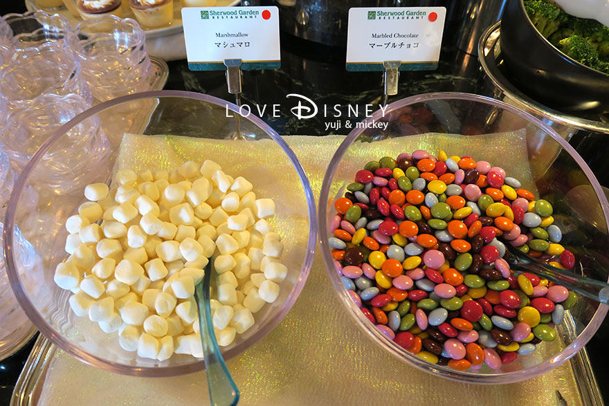 東京ディズニーランドホテル「シャーウッドガーデン・レストラン」ディズニー・パルパルーザ、ヴァネロペのスウィーツ・ポップ・ワールドブッフェ、デザート（マシュマロ/マーブルチョコ）