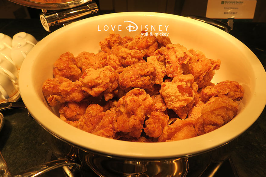 東京ディズニーランドホテル「シャーウッドガーデン・レストラン」ディズニー・パルパルーザ、ヴァネロペのスウィーツ・ポップ・ワールドブッフェ、温かい料理（鶏肉の唐揚げ）