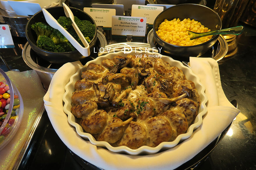 東京ディズニーランドホテル「シャーウッドガーデン・レストラン」ディズニー・パルパルーザ、ヴァネロペのスウィーツ・ポップ・ワールドブッフェ、温かい料理（ハンバーグキノコクリームソース/ブロッコリー/コーン）