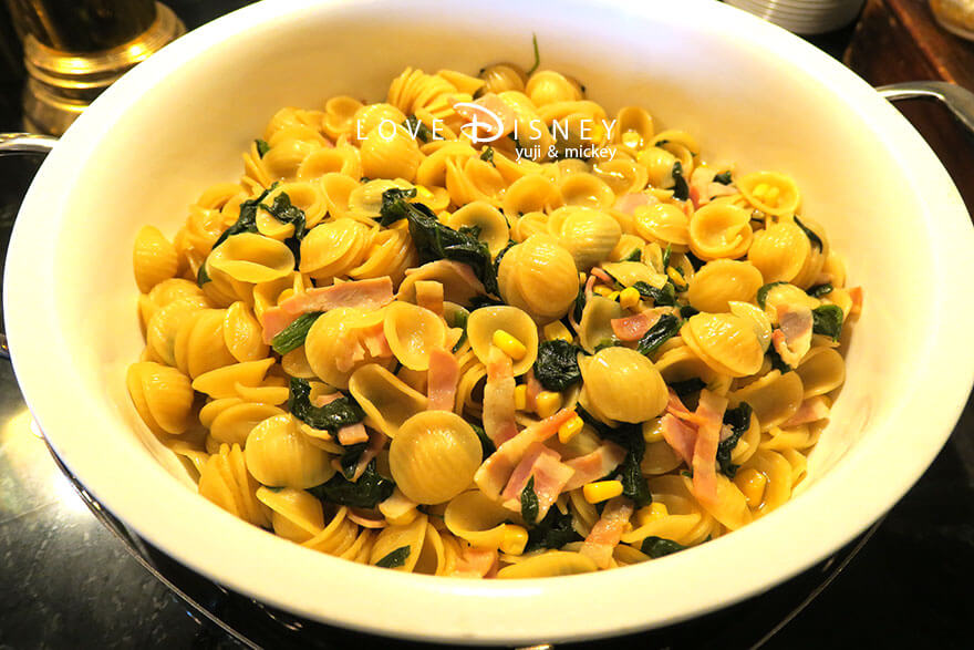 東京ディズニーランドホテル「シャーウッドガーデン・レストラン」ディズニー・パルパルーザ、ヴァネロペのスウィーツ・ポップ・ワールドブッフェ、温かい料理（ベーコンとコーンの和風パスタ）