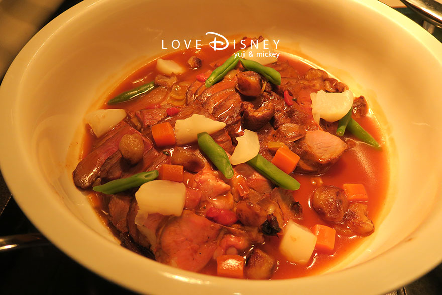 東京ディズニーランドホテル「シャーウッドガーデン・レストラン」ディズニー・パルパルーザ、ヴァネロペのスウィーツ・ポップ・ワールドブッフェ、温かい料理（仔羊肉のローストラグーソース）