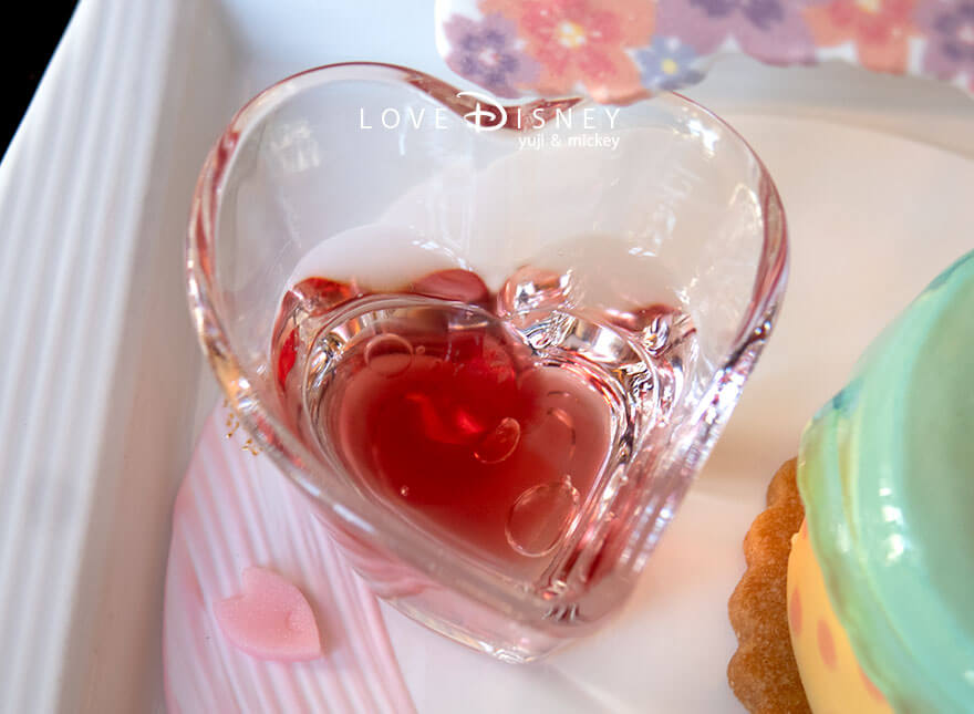 ディズニーアンバサダーホテル、ハイピリオン・ラウンジ「ミニーのスプリング・デイドリーム」期間限定ケーキセット（ソーダとカシスゼリー）
