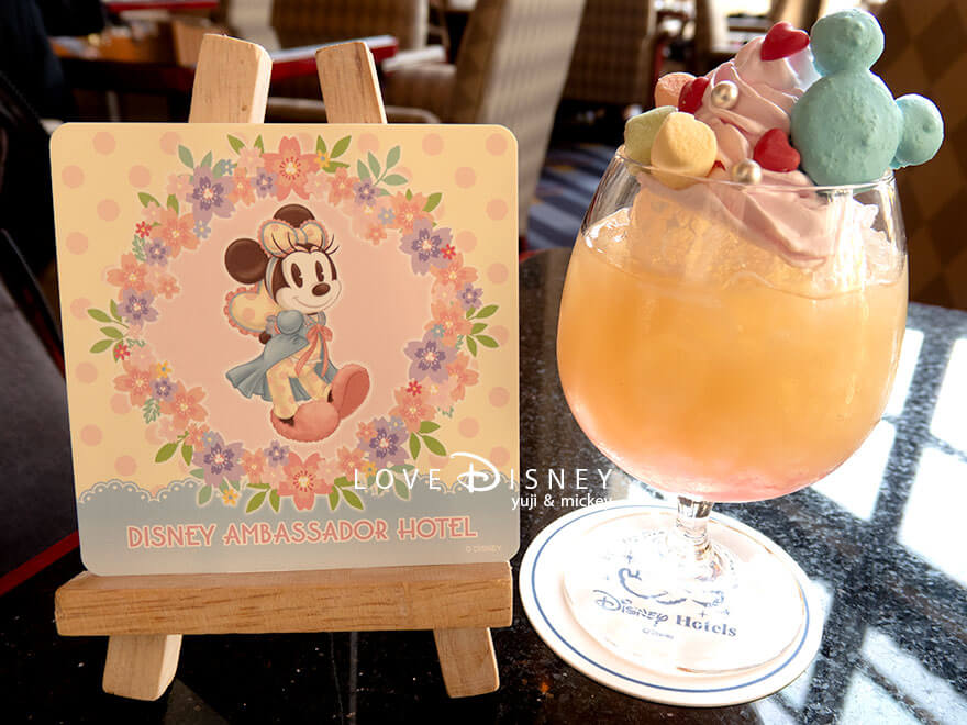 ディズニーアンバサダーホテル、ハイピリオン・ラウンジ「ミニーのスプリング・デイドリーム」スペシャルドリンクとオリジナルコースター