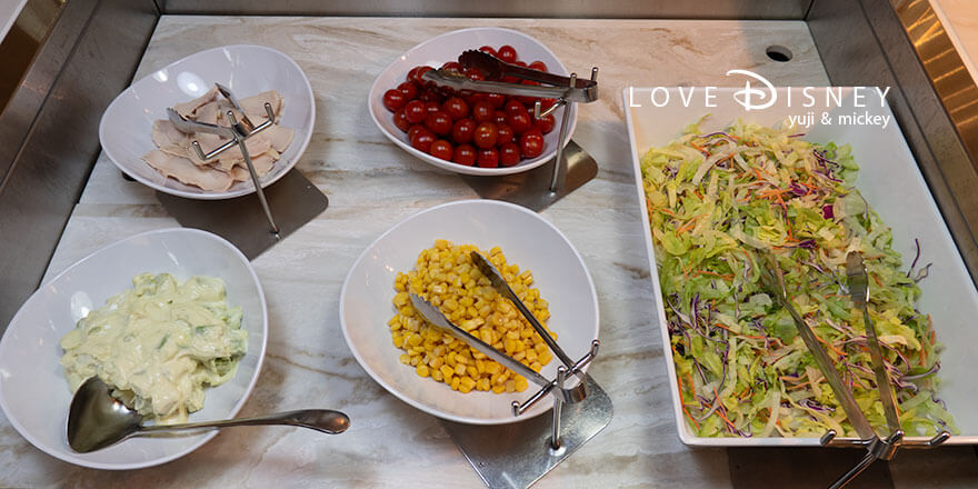 東京ディズニーランド、クリスタルパレス・レストラン「ディズニー・パルパルーザ、ヴァネロペのスウィーツ・ポップ・ワールド」冷たい料理（蒸し鶏/ミニトマト/アボカド＆マヨネーズ/コーン/レタスサラダ）