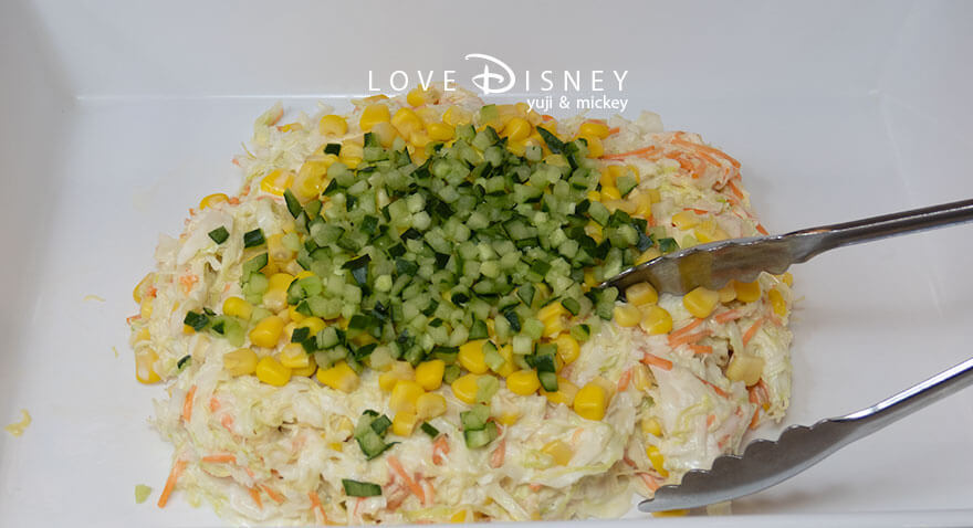 東京ディズニーランド、クリスタルパレス・レストラン「ディズニー・パルパルーザ、ヴァネロペのスウィーツ・ポップ・ワールド」冷たい料理（コールスロー）