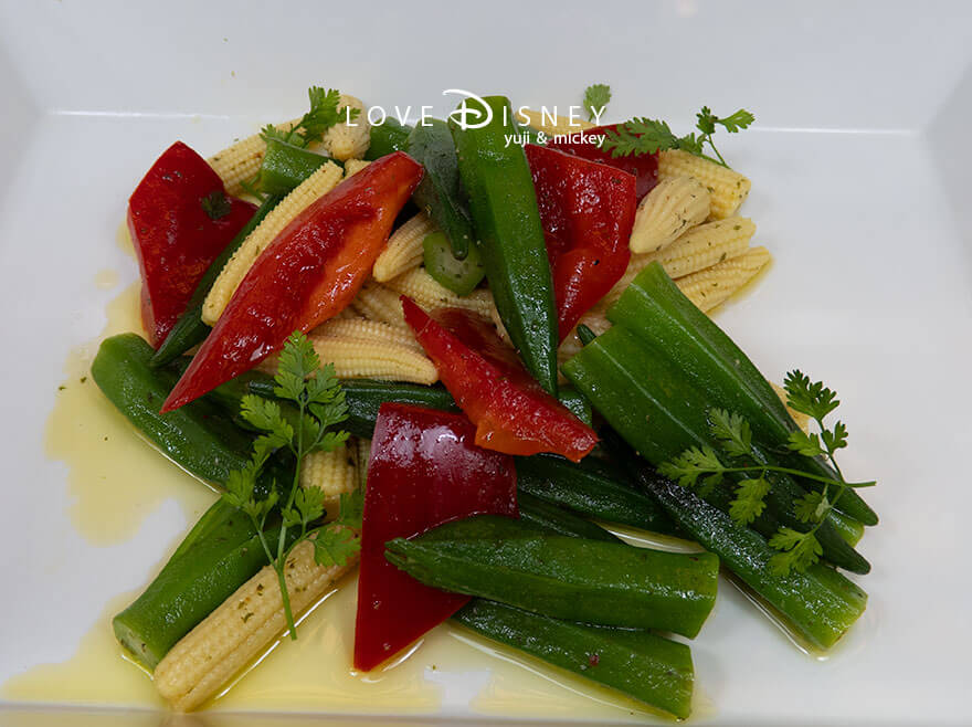 東京ディズニーランド、クリスタルパレス・レストラン「ディズニー・パルパルーザ、ヴァネロペのスウィーツ・ポップ・ワールド」冷たい料理（ヤングコーンとオクラのマリネ）