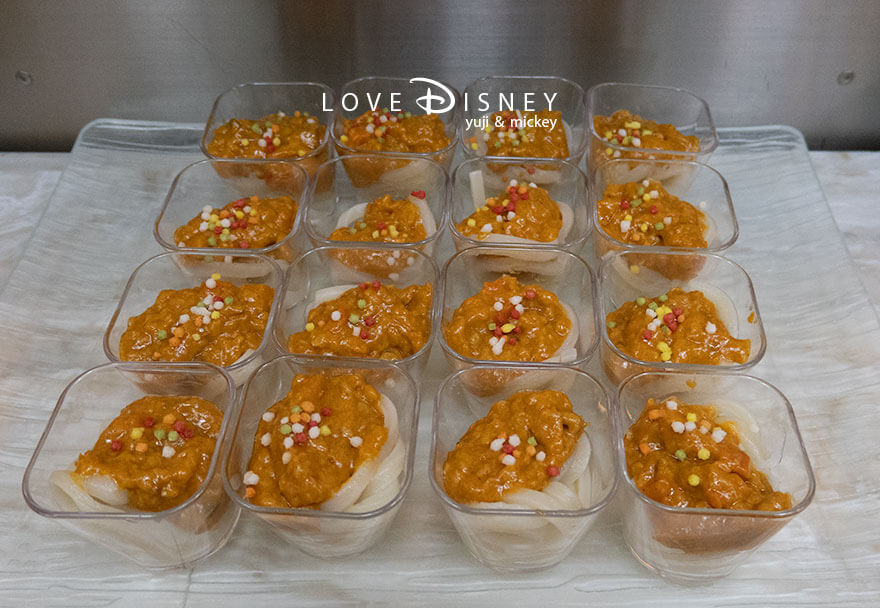 東京ディズニーランド、クリスタルパレス・レストラン「ディズニー・パルパルーザ、ヴァネロペのスウィーツ・ポップ・ワールド」冷たい料理（冷やし豆乳カレーうどん）