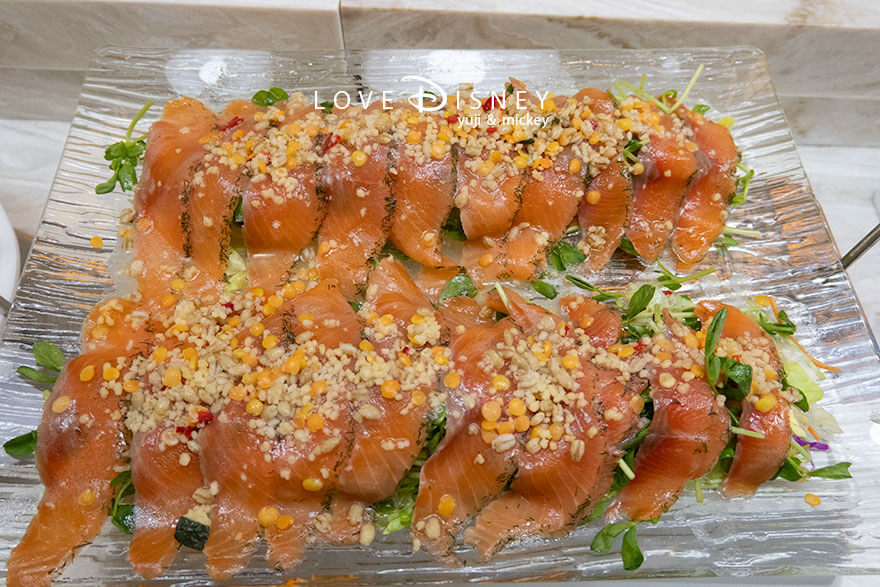 東京ディズニーランド、クリスタルパレス・レストラン「ディズニー・パルパルーザ、ヴァネロペのスウィーツ・ポップ・ワールド」冷たい料理（サーモントラウトとレンズ豆のサラダ）