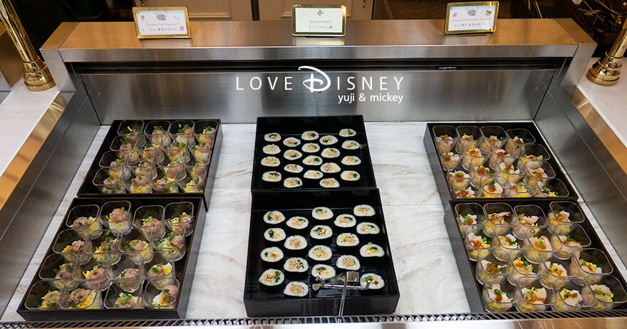 東京ディズニーランド、クリスタルパレス・レストラン「ディズニー・パルパルーザ、ヴァネロペのスウィーツ・ポップ・ワールド」冷たい料理（ネギトロ/キンパ/海老＆帆立貝）