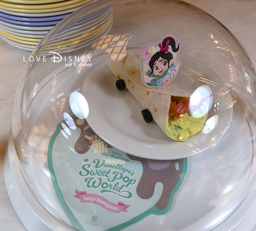東京ディズニーランド、クリスタルパレス・レストラン「ディズニー・パルパルーザ、ヴァネロペのスウィーツ・ポップ・ワールド」冷たい料理（トルティーヤ、サンプル）