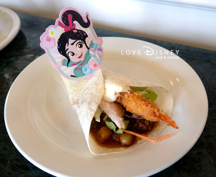 東京ディズニーランド、クリスタルパレス・レストラン「ディズニー・パルパルーザ、ヴァネロペのスウィーツ・ポップ・ワールド」冷たい料理（トルティーヤ）