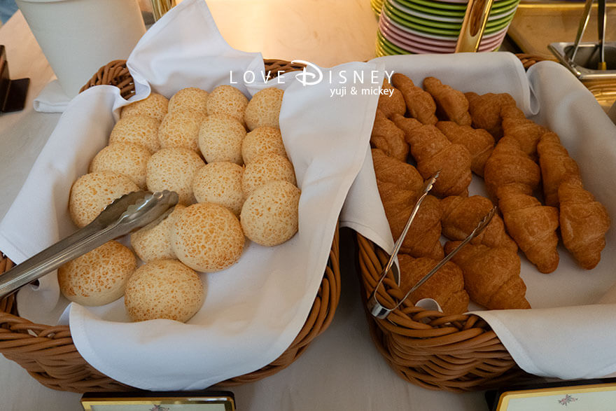 東京ディズニーランド、クリスタルパレス・レストラン「ディズニー・パルパルーザ、ヴァネロペのスウィーツ・ポップ・ワールド」パン（チーズパン/クロワッサン）