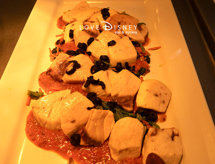 東京ディズニーランド、クリスタルパレス・レストラン「ディズニー・パルパルーザ、ヴァネロペのスウィーツ・ポップ・ワールド」温かい料理（メカジキのオーブン焼き トマト豆乳ソース）
