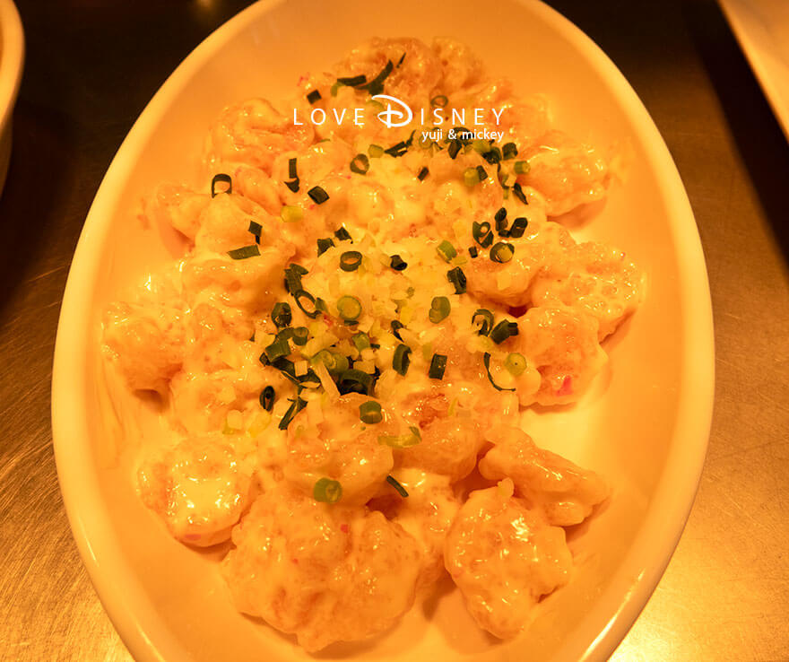東京ディズニーランド、クリスタルパレス・レストラン「ディズニー・パルパルーザ、ヴァネロペのスウィーツ・ポップ・ワールド」温かい料理（海老のマヨネーズ和え）