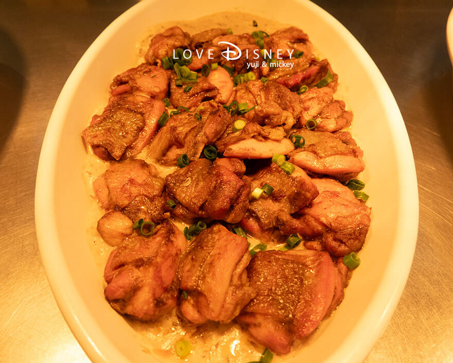 東京ディズニーランド、クリスタルパレス・レストラン「ディズニー・パルパルーザ、ヴァネロペのスウィーツ・ポップ・ワールド」温かい料理（バーボン風味のチキン）