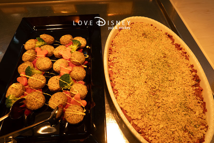 東京ディズニーランド、クリスタルパレス・レストラン「ディズニー・パルパルーザ、ヴァネロペのスウィーツ・ポップ・ワールド」温かい料理（ひよこ豆のコロッケトマトソース/ドライカレードリア）