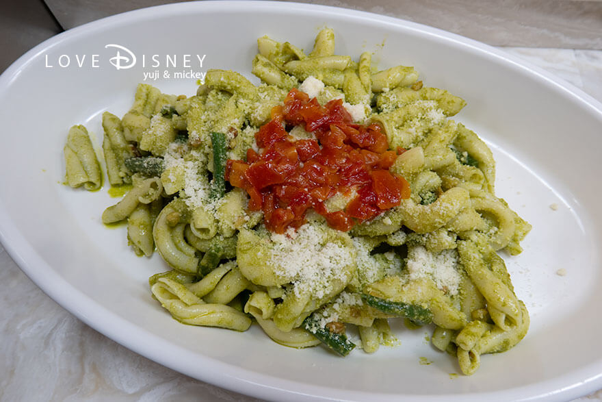 東京ディズニーランド、クリスタルパレス・レストラン「ディズニー・パルパルーザ、ヴァネロペのスウィーツ・ポップ・ワールド」冷たい料理（パスタサラダ）