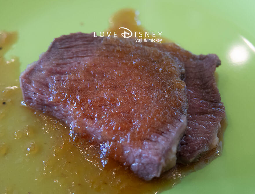 東京ディズニーランド、クリスタルパレス・レストラン「ディズニー・パルパルーザ、ヴァネロペのスウィーツ・ポップ・ワールド」温かい料理（ローストビーフ和風ソース）