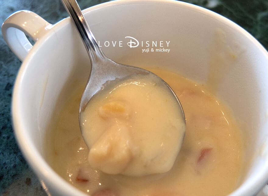 東京ディズニーランド、クリスタルパレス・レストラン「ディズニー・パルパルーザ、ヴァネロペのスウィーツ・ポップ・ワールド」温かい料理（チャーリー特製味噌クラムチャウダー）