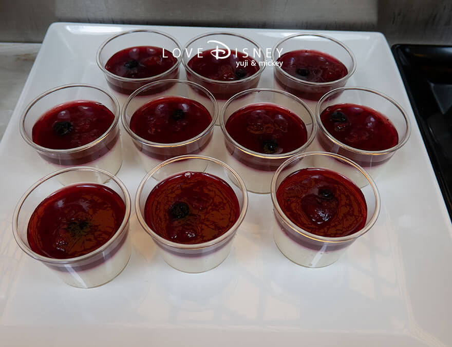 東京ディズニーランド、クリスタルパレス・レストラン「ディズニー・パルパルーザ、ヴァネロペのスウィーツ・ポップ・ワールド」デザート（豆乳とベリーのカップムース）