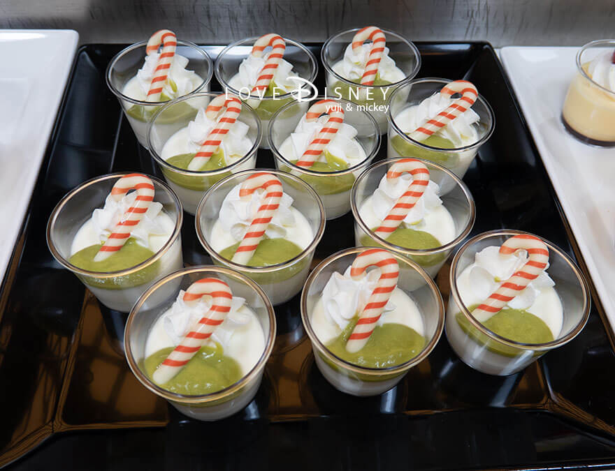 東京ディズニーランド、クリスタルパレス・レストラン「ディズニー・パルパルーザ、ヴァネロペのスウィーツ・ポップ・ワールド」デザート（パンナコッタ＆ピスタチオソース）
